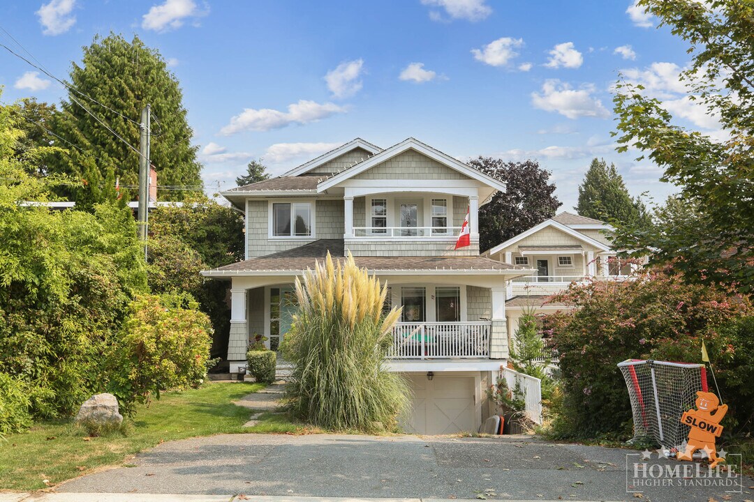 942 Maple St in White Rock, BC - Building Photo