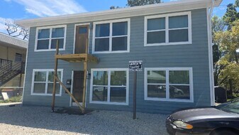 2068 Fruitville Rd in Sarasota, FL - Building Photo