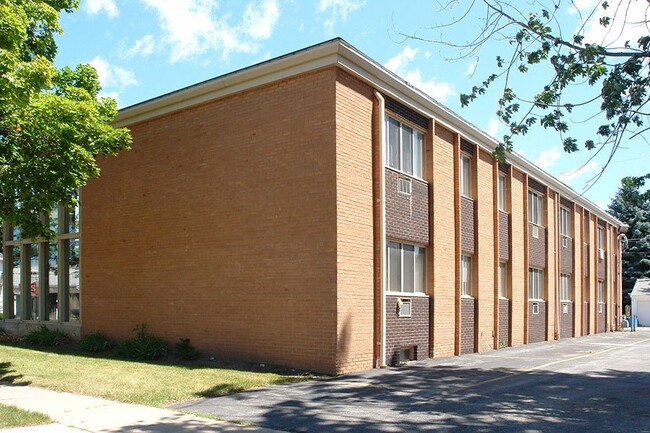 EXECUTIVE HOUSE APARTMENTS in De Pere, WI - Building Photo - Building Photo