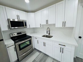 888 NW 104th St in Miami, FL - Building Photo - Building Photo