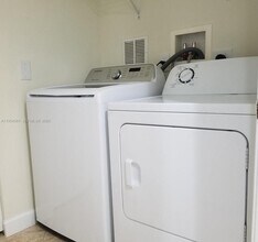 8255 NW 128th Ln in Parkland, FL - Foto de edificio - Building Photo