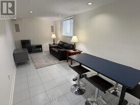 126 Pioneer Ln in Vaughan, ON - Building Photo