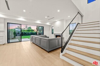 8065 Lloyd Ave in Los Angeles, CA - Building Photo - Building Photo