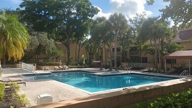 1055 Coral Club Dr in Coral Springs, FL - Building Photo - Building Photo