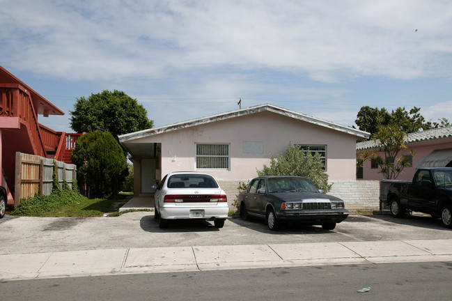 125 W 6th St in Hialeah, FL - Foto de edificio - Building Photo