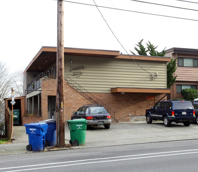 2484 Dexter Ave N in Seattle, WA - Foto de edificio - Building Photo