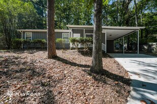 5205 Birdlake Dr NW in Lilburn, GA - Building Photo