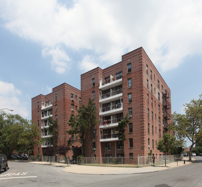 22-10 Brookhaven Ave in Far Rockaway, NY - Foto de edificio