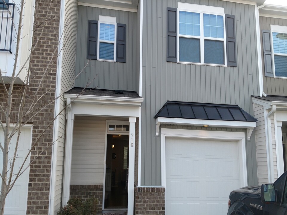 716 Silver Stream Ln in Cary, NC - Foto de edificio