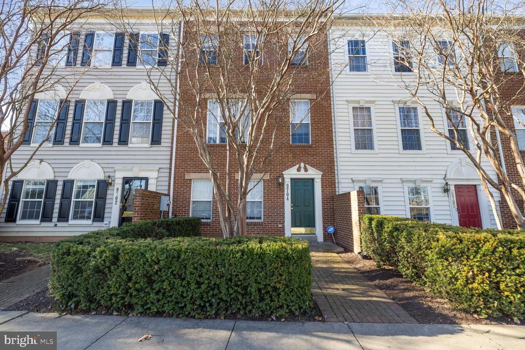 9704 Washingtonian Blvd in Gaithersburg, MD - Building Photo