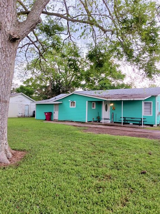 910 Atlantic Ave in Boling, TX - Building Photo