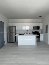 909 E 24th St-Unit -203 in Hialeah, FL - Building Photo - Building Photo