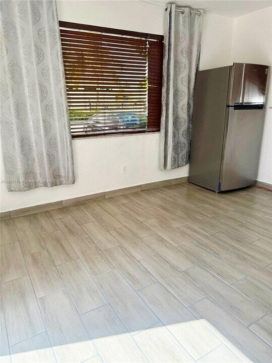 359 W 12th St in Hialeah, FL - Building Photo