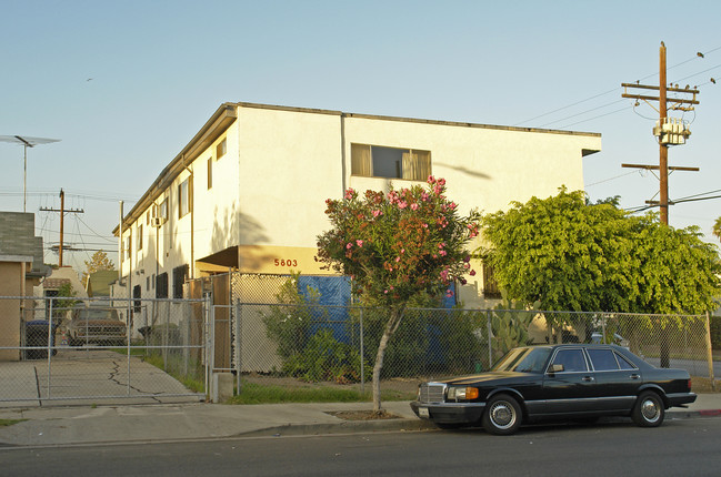 1163 N Van Ness Ave in Los Angeles, CA - Foto de edificio - Building Photo