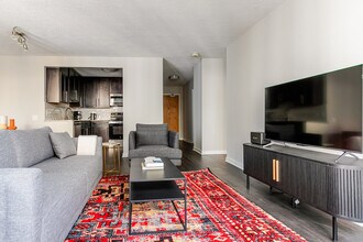 77 W Huron St in Chicago, IL - Foto de edificio - Building Photo