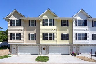 City Center Townhomes in Davenport, IA - Foto de edificio - Building Photo