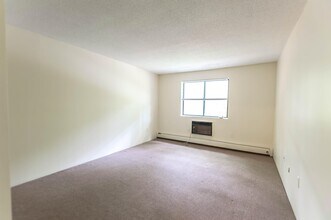 23 Country Club Dr in Manchester, NH - Building Photo - Building Photo