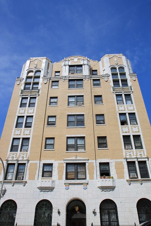 Eastwood Apartments in Chicago, IL - Building Photo