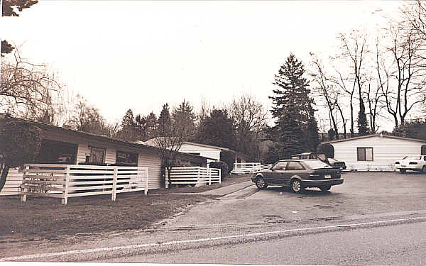 2907-2921 SW Canby St in Portland, OR - Foto de edificio - Building Photo