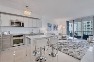 1300 Brickell Bay Dr in Miami, FL - Building Photo - Building Photo