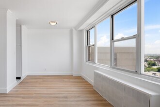 10 Huron Ave in Jersey City, NJ - Building Photo - Building Photo