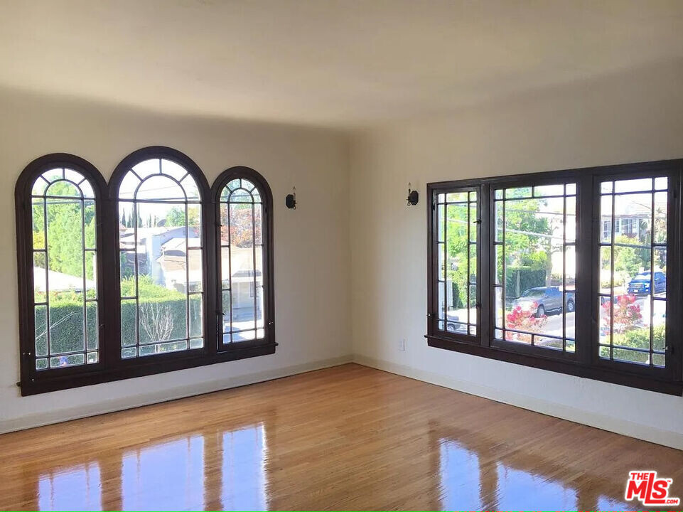 1901 N Commonwealth Ave in Los Angeles, CA - Building Photo