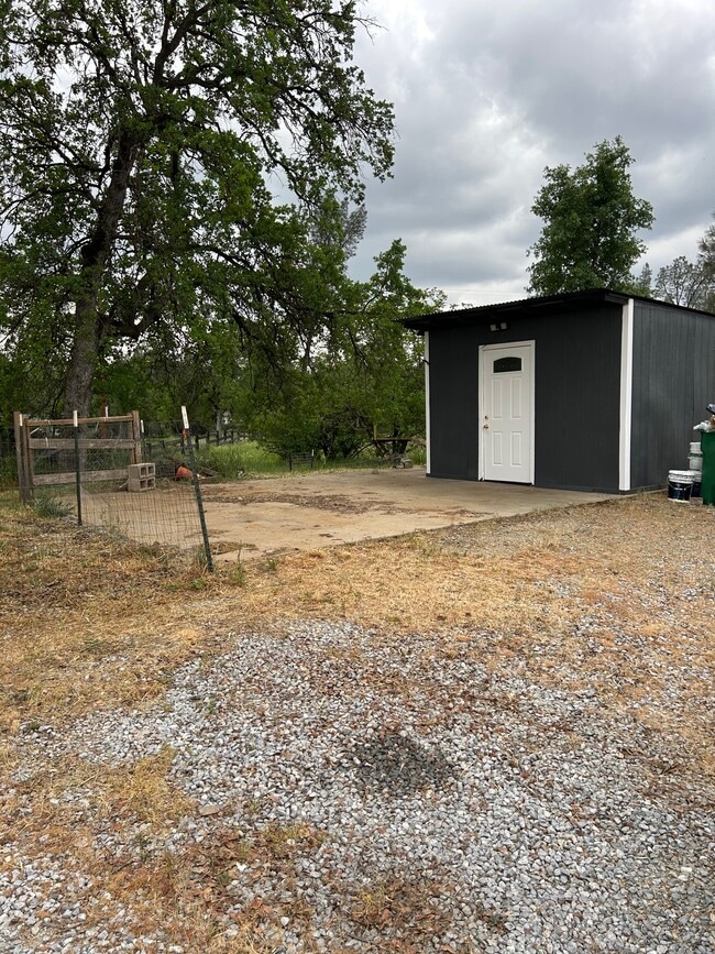 18395 Oasis Rd in Redding, CA - Building Photo - Building Photo