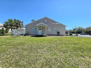 6121 Lakefront Dr in Ft. Myers, FL - Building Photo - Building Photo