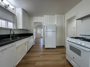 332 15th Pl in Manhattan Beach, CA - Building Photo - Building Photo