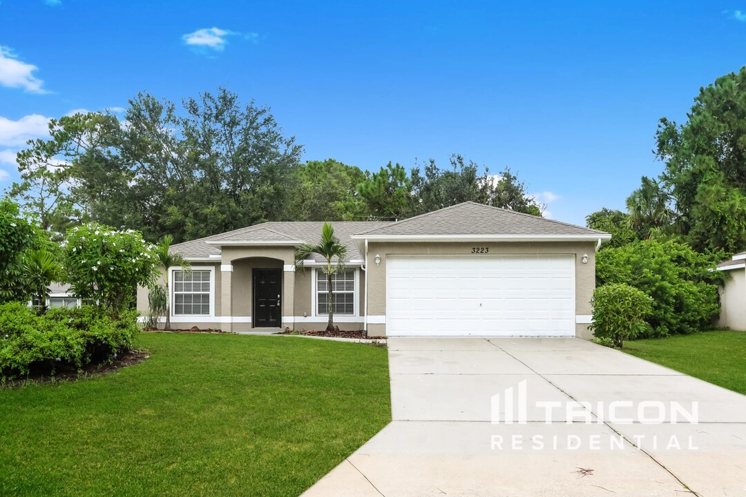 3223 Monday Terrace in North Port, FL - Building Photo