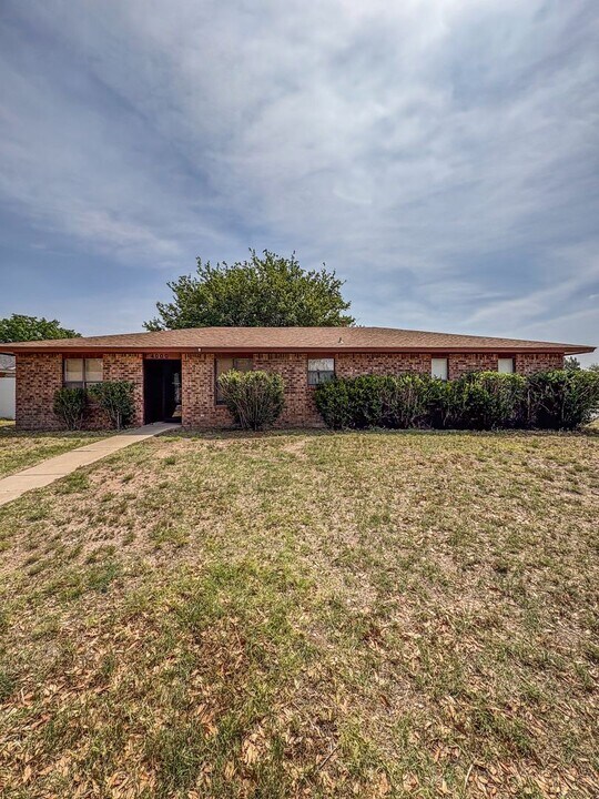 4000 Mescalero Dr in Hobbs, NM - Building Photo