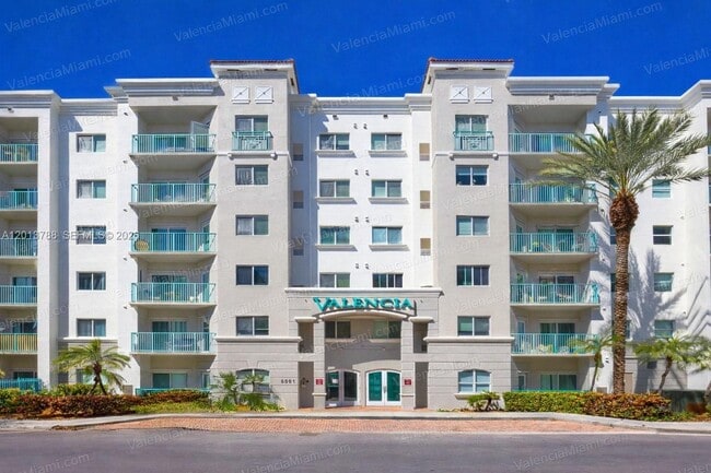 6001 SW 70th St in South Miami, FL - Building Photo - Building Photo