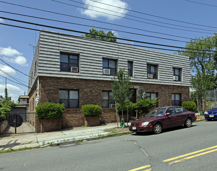 188-190 Sand Ln in Staten Island, NY - Building Photo