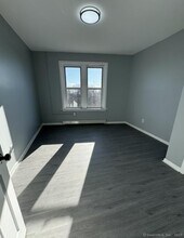 413 E Main St in Bridgeport, CT - Foto de edificio - Building Photo