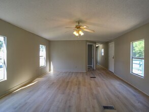 210 Cameron Cir in Muscle Shoals, AL - Building Photo - Building Photo