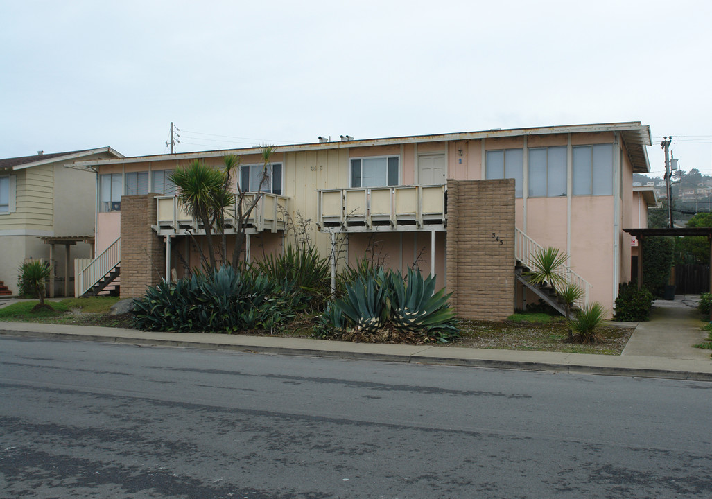 345 Esplanade Ave in Pacifica, CA - Foto de edificio