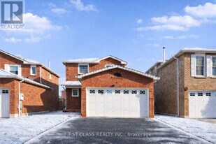 3280 Pilcom Crescent in Mississauga, ON - Building Photo