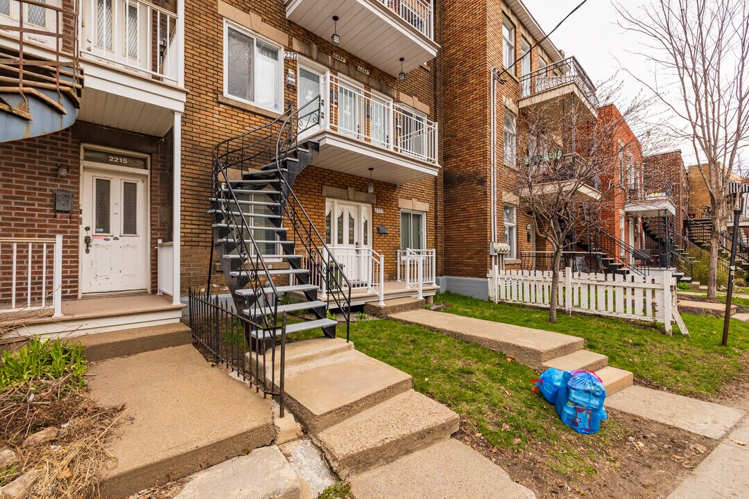 2217-2221 Des Carrières St in Montréal, QC - Building Photo