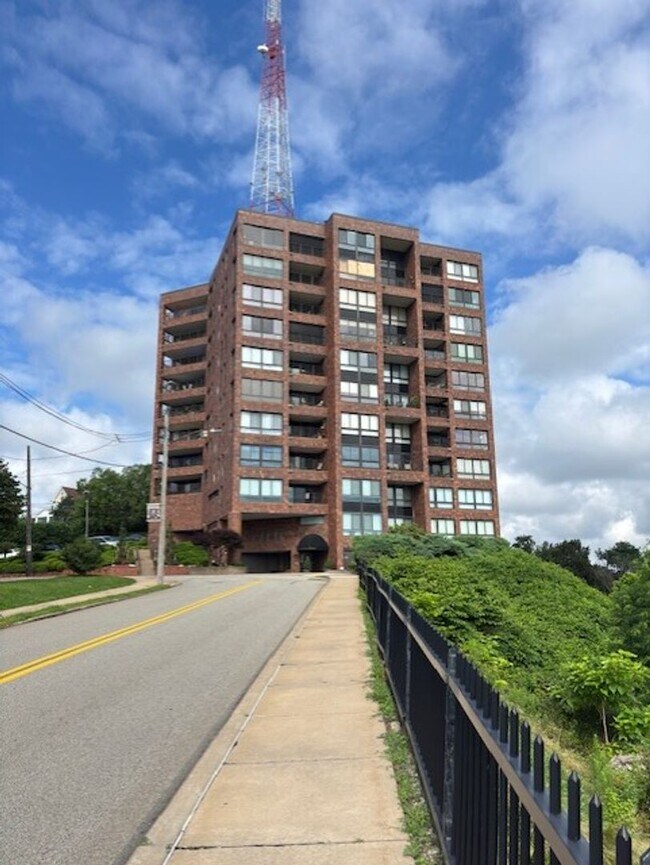1700 Grandview Ave in Pittsburgh, PA - Foto de edificio - Building Photo