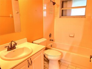 3802 NW 122nd Ter in Sunrise, FL - Building Photo - Building Photo