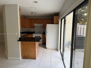 3811 Simms St in Hollywood, FL - Foto de edificio - Building Photo