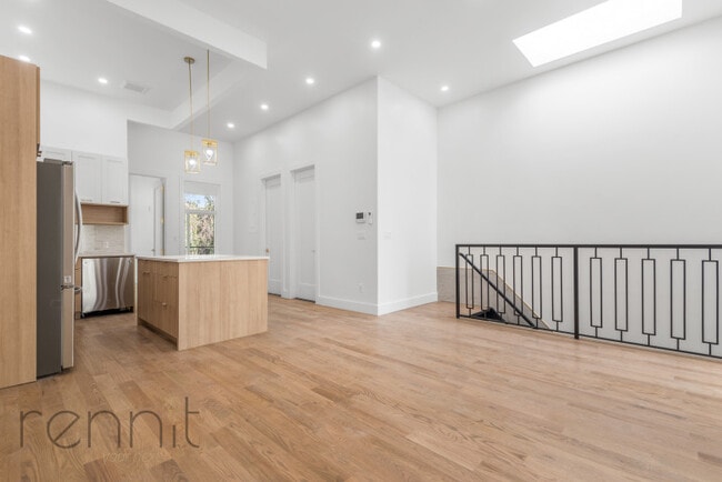 996 Decatur St, Unit 996 Decatur St in Brooklyn, NY - Building Photo - Building Photo