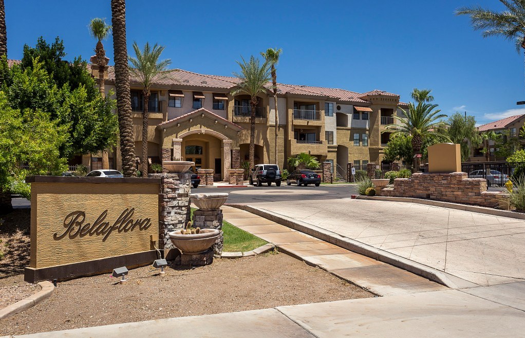 Bela Flora in Phoenix, AZ - Foto de edificio