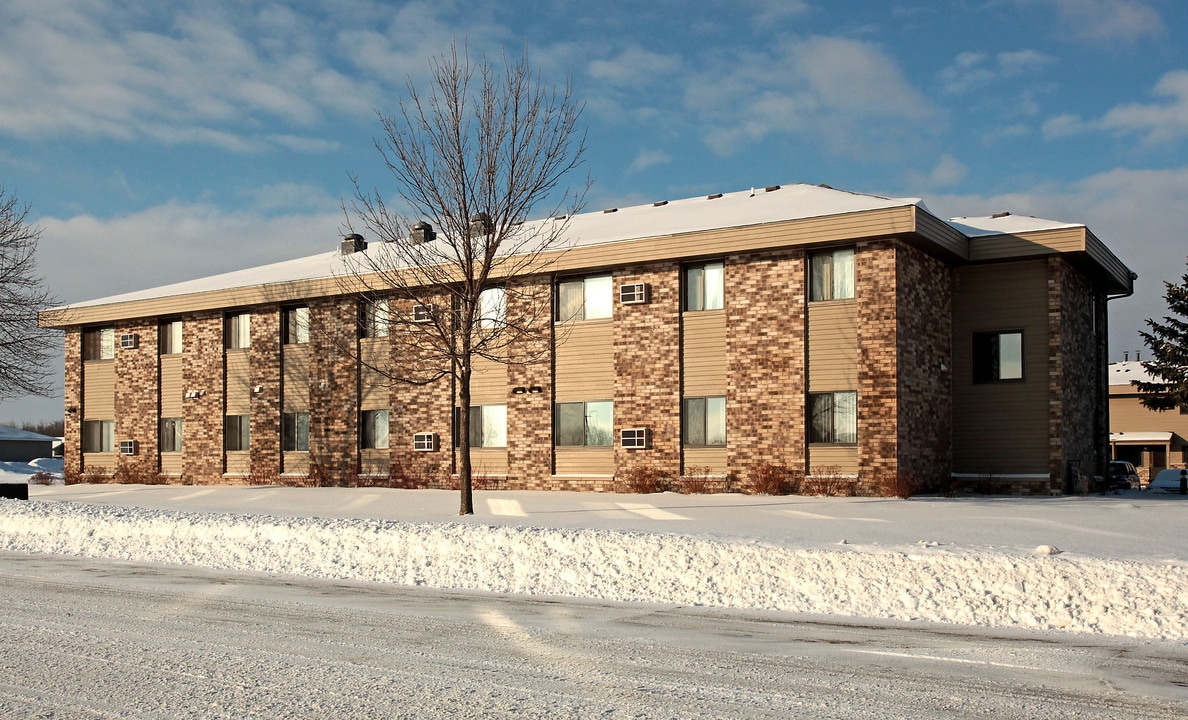 Dana Heights Apartments in Willmar, MN - Building Photo