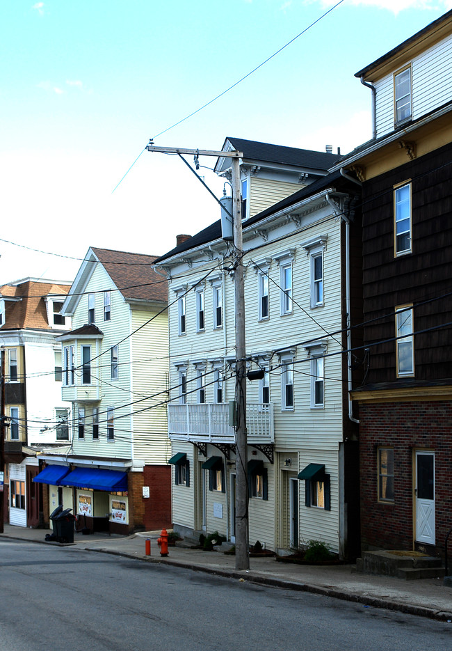 80-82 Blackstone St in Woonsocket, RI - Foto de edificio - Building Photo