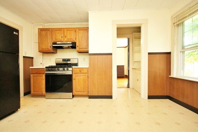 19 Rowe St in Auburndale, MA - Building Photo - Building Photo