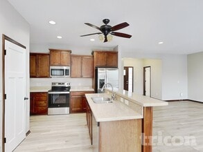 21444 Hytrail Cir in Lakeville, MN - Foto de edificio - Building Photo