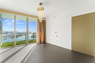 1100 Biscayne Blvd, Unit 4502 in Miami, FL - Foto de edificio - Building Photo