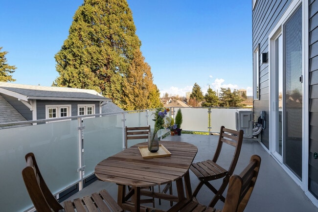 102 NE 45th St in Seattle, WA - Building Photo - Building Photo