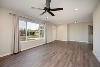 4928 Carmen Wy in Sacramento, CA - Building Photo - Building Photo